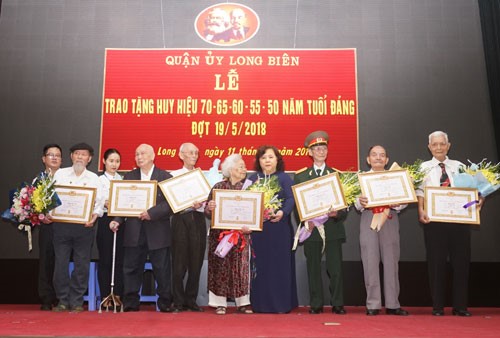 Chủ tịch Nguyễn Thị Bích Ngọc trao Huy hiệu Đảng đợt 19-5 tại quận Long Biên